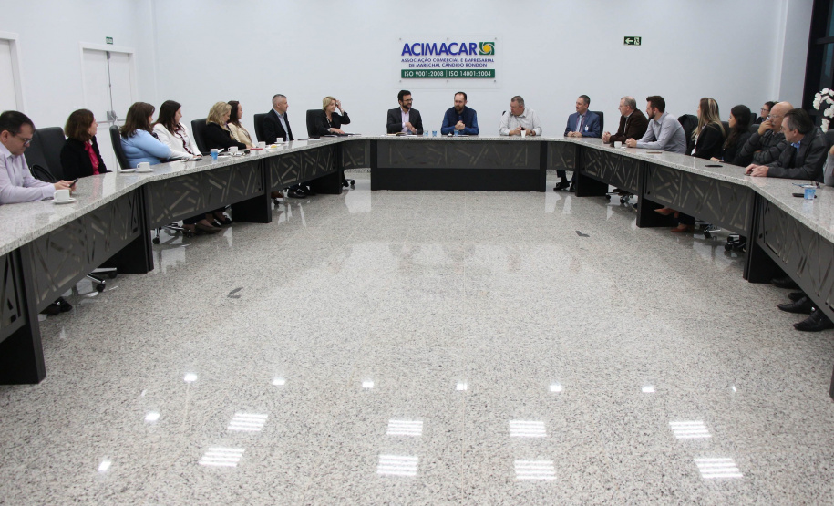 A Associação Comercial e Empresarial de Marechal Cândido Rondon (ACIMACAR) tornou-se oficialmente Correspondente da Fomento Paraná. O convênio entre as entidades foi assinado na quinta, 11, entre o diretor-presidente da instituição estadual, Heraldo Neves, e o presidente da associação, Ricardo Leites, durante uma reunião com membros da diretoria da Acimacar, na sede da associação rondonense. Foto: Fomento Paraná