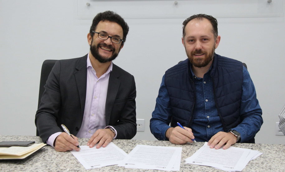 A Associação Comercial e Empresarial de Marechal Cândido Rondon (ACIMACAR) tornou-se oficialmente Correspondente da Fomento Paraná. O convênio entre as entidades foi assinado na quinta, 11, entre o diretor-presidente da instituição estadual, Heraldo Neves, e o presidente da associação, Ricardo Leites, durante uma reunião com membros da diretoria da Acimacar, na sede da associação rondonense. Foto: Fomento Paraná