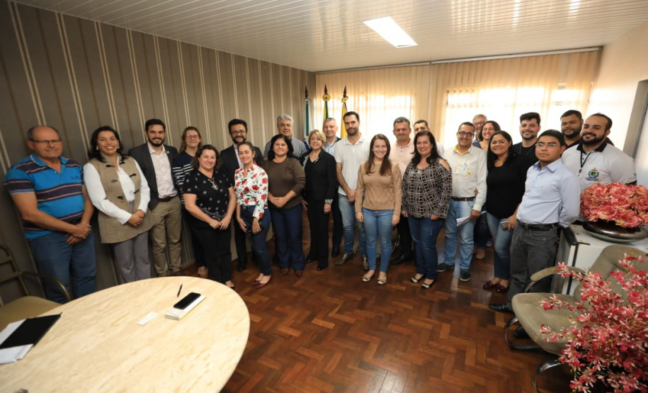 Reunião em Terra Roxa, com o prefeito Altair de Pádua, diversos assessores e secretários do município, coordenadores do Arranjo Produtivo Local de Moda Bebê, o agentes de desenvolvimento do Sebrae que atuam na Sala do Empreendedor, o diretor da Escola do Trabalho, representantes da Associação Comercial (Aciatra) e do sindicato local.
Foto: Fomento Paraná