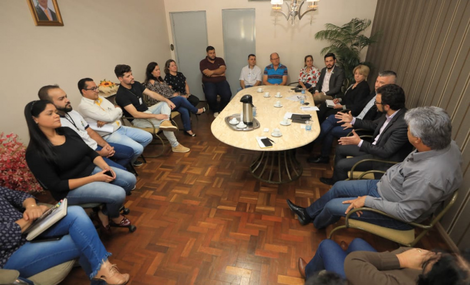 Reunião em Terra Roxa, com o prefeito Altair de Pádua, diversos assessores e secretários do município, coordenadores do Arranjo Produtivo Local de Moda Bebê, o agentes de desenvolvimento do Sebrae que atuam na Sala do Empreendedor, o diretor da Escola do Trabalho, representantes da Associação Comercial (Aciatra) e do sindicato local.
Foto: Fomento Paraná