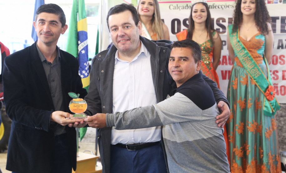 O Instituto Agronômico do Paraná (Iapar) e a Secretaria de Estado da Agricultura e do Abastecimento lançaram neste domingo (14) em Cerro Azul, na Região Metropolitana de Curitiba, durante a Festa Nacional da Poncã, o projeto de um viveiro de mudas que permitirá prolongar a oferta da fruta fora da estação fria do ano. Foto: Gilson Abreu/ANPr