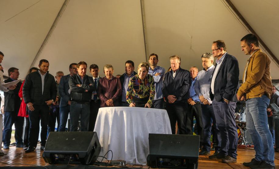 Entrega de moradias para 100 famílias de Marechal Cândido Rondon, no Oeste do Paraná, nesta segunda-feira (15). Marechal Cândido Rondon, 15/07/2019 -  Foto: Geraldo Bubniak/ANPr
