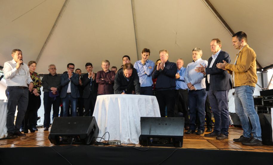 Entrega de moradias para 100 famílias de Marechal Cândido Rondon, no Oeste do Paraná, nesta segunda-feira (15). Marechal Cândido Rondon, 15/07/2019 -  Foto: Geraldo Bubniak/ANPr