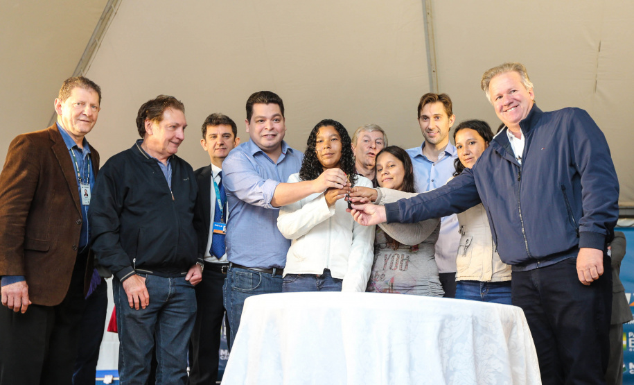 Entrega de moradias para 100 famílias de Marechal Cândido Rondon, no Oeste do Paraná, nesta segunda-feira (15). Marechal Cândido Rondon, 15/07/2019 -  Foto: Geraldo Bubniak/ANPr
