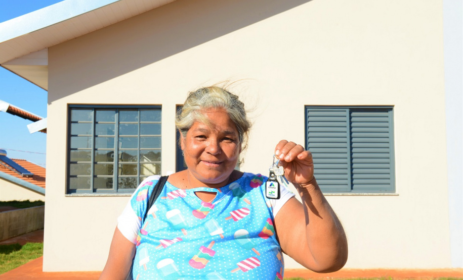 O Governo do Paraná entregou nesta segunda-feira (15) as chaves da casa própria para 100 famílias de Marechal Cândido Rondon (Oeste). O investimento, de R$ 7,5 milhões, foi feito em parceria com o Governo Federal, via Caixa Econômica Federal, e a prefeitura do município..Foto: Guilherme Santos / Cohapar