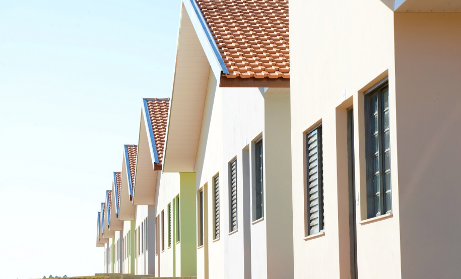 O Governo do Paraná entregou nesta segunda-feira (15) as chaves da casa própria para 100 famílias de Marechal Cândido Rondon (Oeste). O investimento, de R$ 7,5 milhões, foi feito em parceria com o Governo Federal, via Caixa Econômica Federal, e a prefeitura do município.Foto: Guilherme Santos / Cohapar