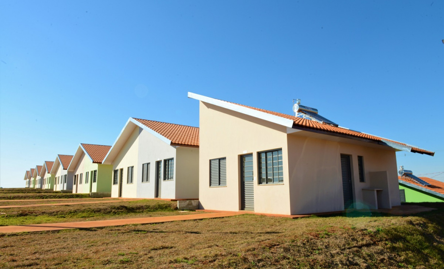O Governo do Paraná entregou nesta segunda-feira (15) as chaves da casa própria para 100 famílias de Marechal Cândido Rondon (Oeste). O investimento, de R$ 7,5 milhões, foi feito em parceria com o Governo Federal, via Caixa Econômica Federal, e a prefeitura do município.Foto: Guilherme Santos / Cohapar