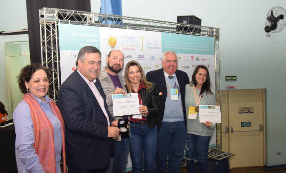 A 5ª Mostra Paranaense de Pesquisas em Saúde foi encerrada sexta-feira (12) com a cerimônia do 4º Prêmio Inova Saúde Paraná, que reuniu 500 pessoas na Universidade Filadélfia (UniFil), de Londrina, instituição que sediou o evento. Foram anunciados e premiados os 36 melhores trabalhos apresentados durante a Mostra e 14 vencedores são de servidores da Secretaria da Saúde do Paraná. Foto: Divulgação/SESA