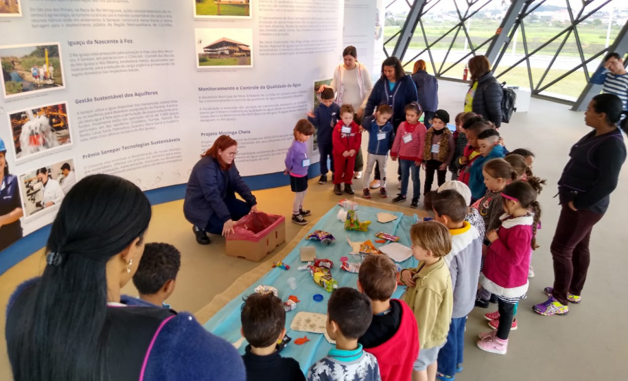 A história do maior rio do Estado do Paraná, o Iguaçu, já pode ser vivenciada por crianças da Educação Infantil, em Curitiba. Apesar de julho ser momento de pausa nas atividades em sala, a novidade vem em boa hora para os educadores, uma vez que o recesso escolar é, também, dedicado ao planejamento para o próximo período. Foto:Divulgação/Sanepar