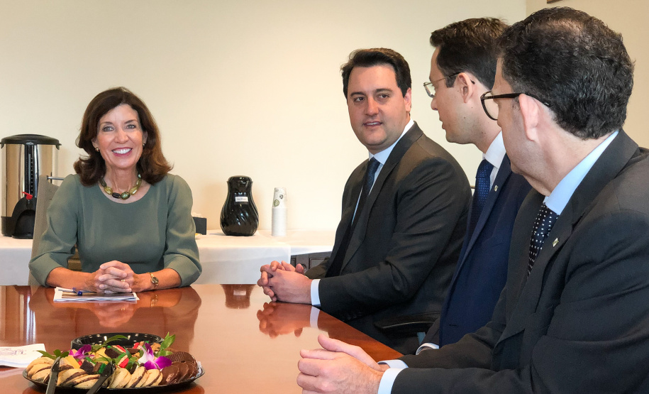 O governador Carlos Massa Ratinho Junior se reuniu nesta terça-feira (16) com a vice-governadora do estado de Nova York, Kathy Hochul, e propôs parcerias em diversas áreas, mas principalmente em agricultura, segurança pública e uso de tecnologia para melhorar a vida dos cidadãos. O intuito é fortalecer modelos de gestão entre os dois Estados para ampliar oportunidades de desenvolvimento econômico e social. Foto: Divulgação/ANPr