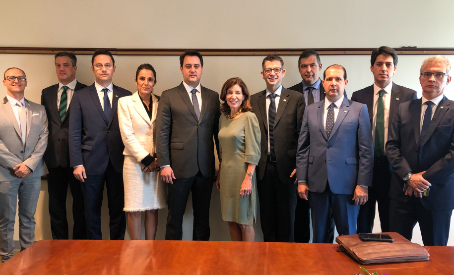 O governador Carlos Massa Ratinho Junior se reuniu nesta terça-feira (16) com a vice-governadora do estado de Nova York, Kathy Hochul, e propôs parcerias em diversas áreas, mas principalmente em agricultura, segurança pública e uso de tecnologia para melhorar a vida dos cidadãos. O intuito é fortalecer modelos de gestão entre os dois Estados para ampliar oportunidades de desenvolvimento econômico e social. Foto: Divulgação/ANPr