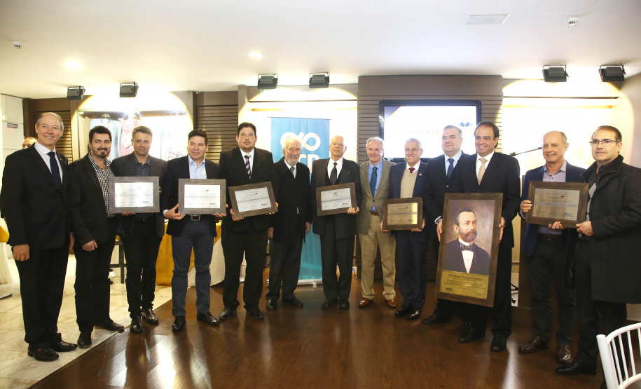 O volume de empregos e negócios gerados no comércio demonstram a importância econômica e a responsabilidade social do setor no Paraná e no Brasil, afirmou o governador em exercício Darci Piana, nesta terça-feira (16), na cerimônia que celebrou o Dia do Comerciante. O evento foi promovido em Curitiba pela Associação Comercial do Paraná (ACP). Foto: Jaelson Lucas/ANPr