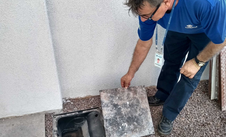 A Sanepar faz um alerta à população de Toledo, no Oeste do Estado, sobre a importância do bom uso do sistema de esgotamento sanitário. Uma das maiores dúvidas dos moradores é com relação à instalação e manutenção das caixas de gordura dentro dos imóveis. Nos serviços de manutenção feitos pela Sanepar, a empresa constata que a gordura é a principal causa de entupimento da rede coletora de esgoto. Foto: Sanepar