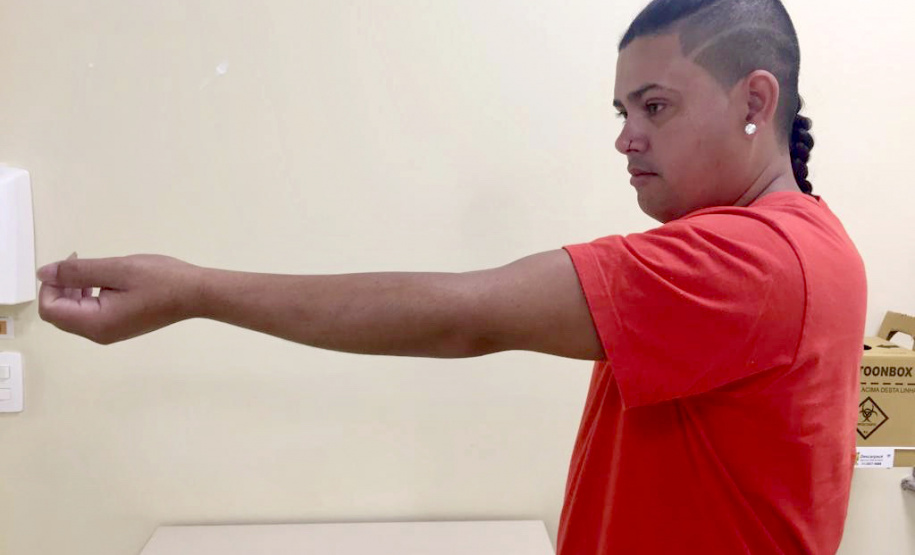 Depois de ficar cerca de três anos com graves limitações nos movimentos do cotovelo esquerdo, provocado por uma luxação crônica, hoje Maikon Teixeira da Costa, de 31 anos, já se permite pentear os cabelos e levar a mão à boca. Foto: Divulgação/SESA