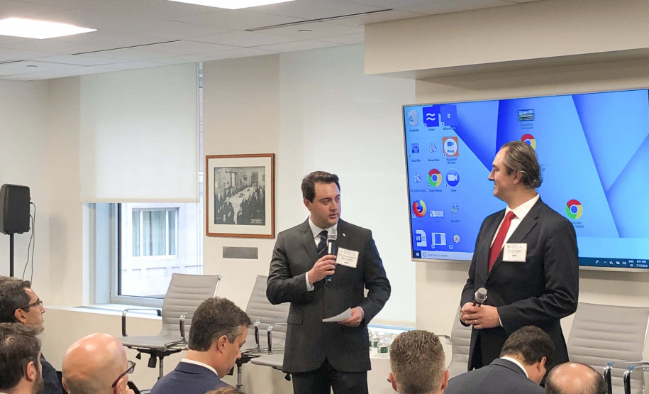 O governador Carlos Massa Ratinho Junior apresentou nesta quarta-feira (17) oportunidades que o Estado oferece a um grupo de executivos de corporações internacionais que mantêm investimentos globais. A apresentação foi na Câmara de Comércio Brasil-EUA, em Nova York, que recebeu a terceira edição do Paraná Day. Foto: Divulgação/ANPr