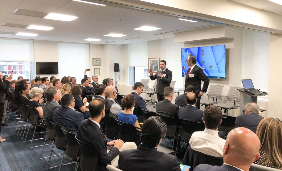 O governador Carlos Massa Ratinho Junior apresentou nesta quarta-feira (17) oportunidades que o Estado oferece a um grupo de executivos de corporações internacionais que mantêm investimentos globais. A apresentação foi na Câmara de Comércio Brasil-EUA, em Nova York, que recebeu a terceira edição do Paraná Day. Foto: Divulgação/ANPr