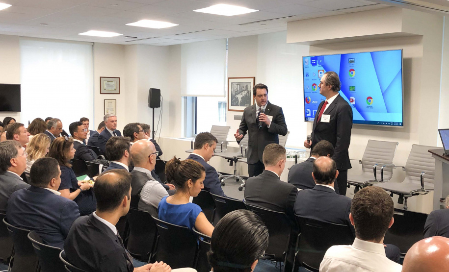 O governador Carlos Massa Ratinho Junior apresentou nesta quarta-feira (17) oportunidades que o Estado oferece a um grupo de executivos de corporações internacionais que mantêm investimentos globais. A apresentação foi na Câmara de Comércio Brasil-EUA, em Nova York, que recebeu a terceira edição do Paraná Day. Foto: Divulgação/ANPr