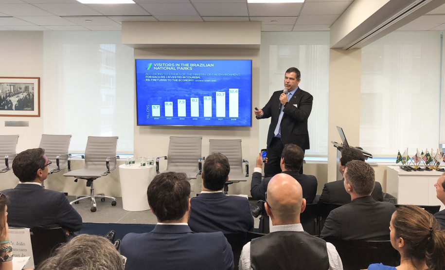 O governador Carlos Massa Ratinho Junior apresentou nesta quarta-feira (17) oportunidades que o Estado oferece a um grupo de executivos de corporações internacionais que mantêm investimentos globais. A apresentação foi na Câmara de Comércio Brasil-EUA, em Nova York, que recebeu a terceira edição do Paraná Day. Foto: Divulgação/ANPr