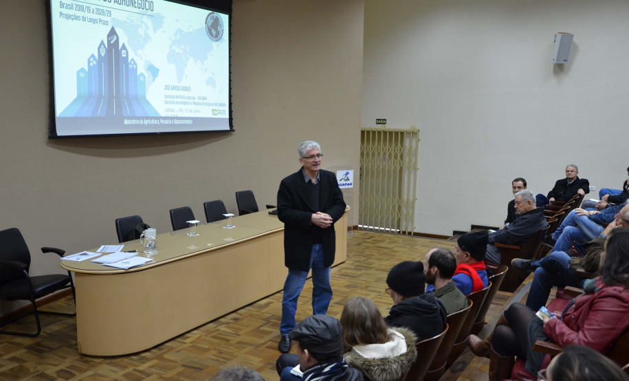 Para o secretário Norberto Ortigara , o Brasil e o Paraná são importantes produtores de alimentos e estão ficando cada vez melhor posicionados no cenário mundial. “Para crescer precisamos de qualificação cada vez maior do produtor rural, de políticas adequadas e capacidade de leitura dos vários cenários, de desenho de políticas consistentes, de direcionamento com visão estratégica e planejamento”, afirmou o secretário. Foto: Divulgação/SEAB