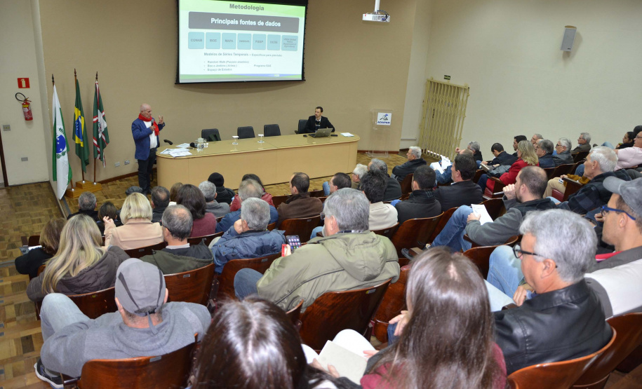 Os próximos 10 anos projetam avanços na agropecuária brasileira e paranaense consolidando o Brasil como grande fornecedor de alimentos para o mundo. A projeção é do especialista da Secretaria de Política Agrícola do Ministério da Agricultura, José Garcia Gasques, que esteve em Curitiba nesta quarta-feira (17) para falar sobre as projeções para o setor agropecuário brasileiro para os próximos 10 anos. Foto: Divulgação/SEAB