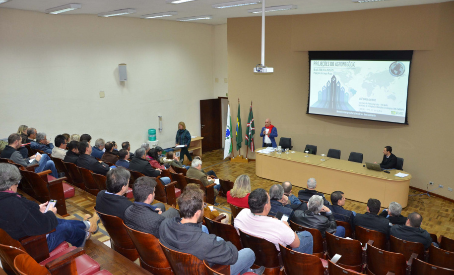 Os próximos 10 anos projetam avanços na agropecuária brasileira e paranaense consolidando o Brasil como grande fornecedor de alimentos para o mundo. A projeção é do especialista da Secretaria de Política Agrícola do Ministério da Agricultura, José Garcia Gasques, que esteve em Curitiba nesta quarta-feira (17) para falar sobre as projeções para o setor agropecuário brasileiro para os próximos 10 anos. Foto: Divulgação/SEAB