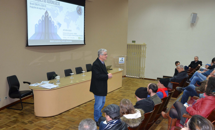 Para o secretário Norberto Ortigara , o Brasil e o Paraná são importantes produtores de alimentos e estão ficando cada vez melhor posicionados no cenário mundial. “Para crescer precisamos de qualificação cada vez maior do produtor rural, de políticas adequadas e capacidade de leitura dos vários cenários, de desenho de políticas consistentes, de direcionamento com visão estratégica e planejamento”, afirmou o secretário. Foto: Divulgação/SEAB