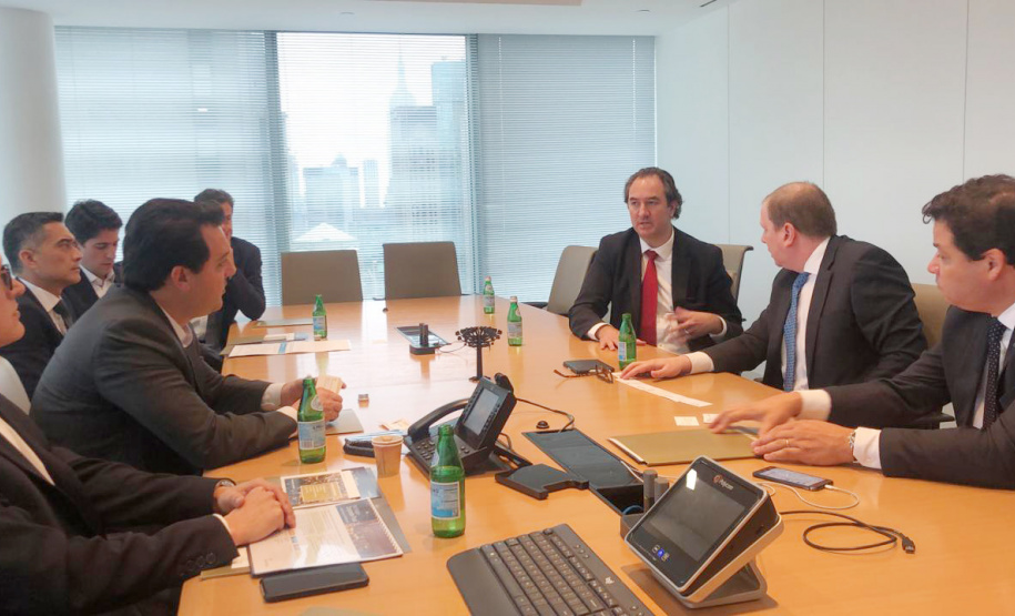 O governador Carlos Massa Ratinho Junior deu prosseguimento à extensa agenda em Nova York, nos Estados Unidos, com uma série de encontros com alguns dos principais fundos de investimento do mundo nesta quarta-feira (17). Ele detalhou todas as oportunidades de investimento no Estado.