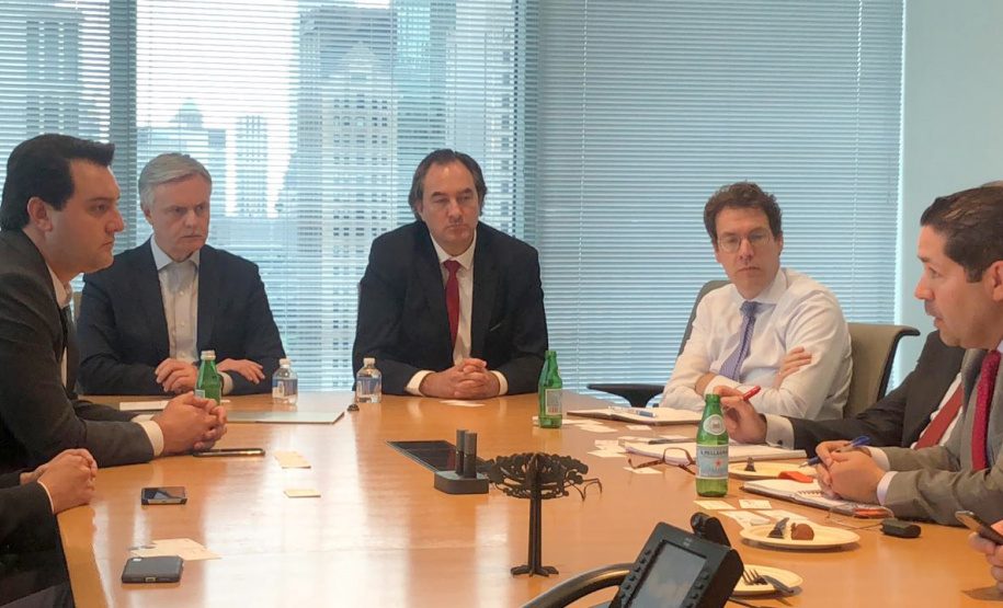 O governador Carlos Massa Ratinho Junior deu prosseguimento à extensa agenda em Nova York, nos Estados Unidos, com uma série de encontros com alguns dos principais fundos de investimento do mundo nesta quarta-feira (17). Ele detalhou todas as oportunidades de investimento no Estado.