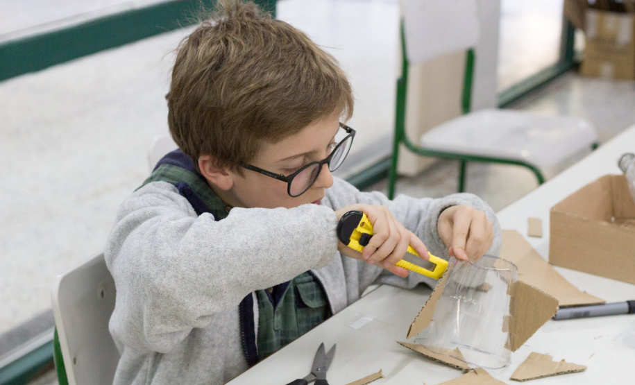 Troca de conhecimentos, diversão e colaboração, sem se importar com a idade dos companheiros de trabalho. Esse é o clima nas oficinas de férias – todas voltadas à tecnologia – promovidas pela Secretaria de Estado da Educação e do Esporte. Os cursos ocorrem até esta sexta-feira (19), no Seed Lab, projeto da pasta que busca incentivar o uso de novas metodologias no ambiente escolar. Foto: Divulgação/SEED