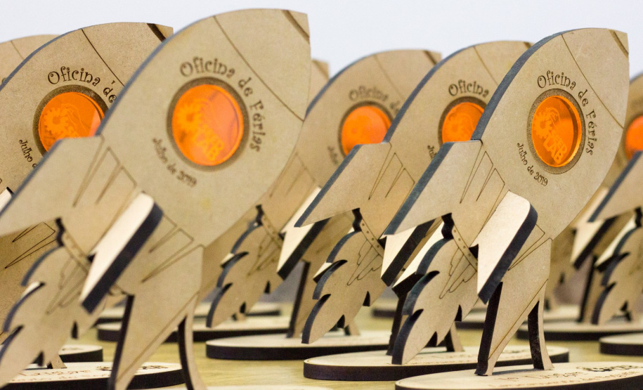 Troca de conhecimentos, diversão e colaboração, sem se importar com a idade dos companheiros de trabalho. Esse é o clima nas oficinas de férias – todas voltadas à tecnologia – promovidas pela Secretaria de Estado da Educação e do Esporte. Os cursos ocorrem até esta sexta-feira (19), no Seed Lab, projeto da pasta que busca incentivar o uso de novas metodologias no ambiente escolar. Foto: Divulgação/SEED