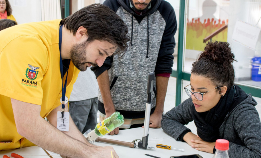 Troca de conhecimentos, diversão e colaboração, sem se importar com a idade dos companheiros de trabalho. Esse é o clima nas oficinas de férias – todas voltadas à tecnologia – promovidas pela Secretaria de Estado da Educação e do Esporte. Os cursos ocorrem até esta sexta-feira (19), no Seed Lab, projeto da pasta que busca incentivar o uso de novas metodologias no ambiente escolar. Foto: Divulgação/SEED