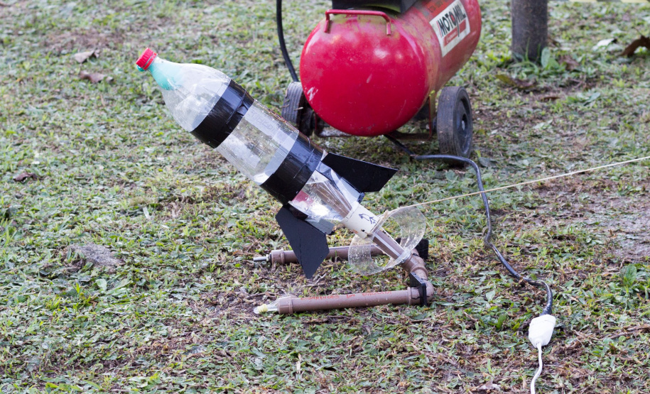 Troca de conhecimentos, diversão e colaboração, sem se importar com a idade dos companheiros de trabalho. Esse é o clima nas oficinas de férias – todas voltadas à tecnologia – promovidas pela Secretaria de Estado da Educação e do Esporte. Os cursos ocorrem até esta sexta-feira (19), no Seed Lab, projeto da pasta que busca incentivar o uso de novas metodologias no ambiente escolar. Foto: Divulgação/SEED