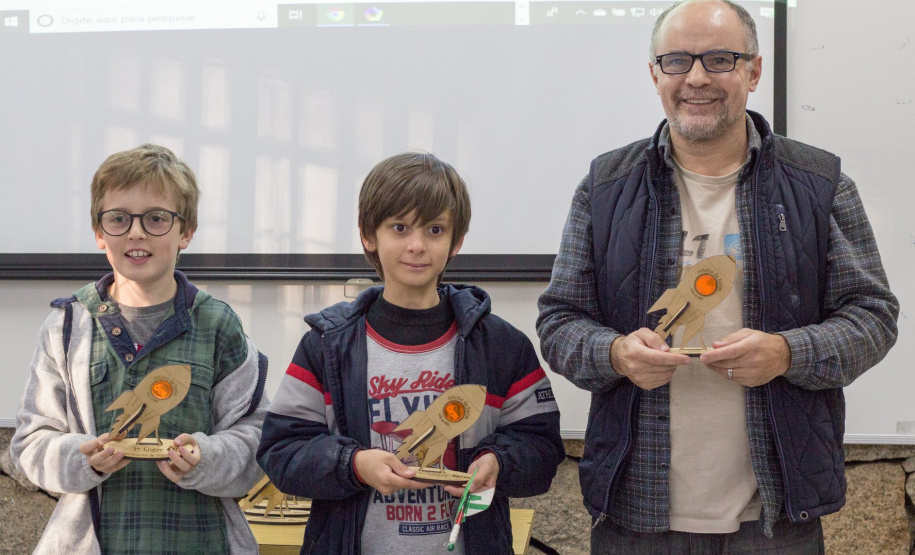 Troca de conhecimentos, diversão e colaboração, sem se importar com a idade dos companheiros de trabalho. Esse é o clima nas oficinas de férias – todas voltadas à tecnologia – promovidas pela Secretaria de Estado da Educação e do Esporte. Os cursos ocorrem até esta sexta-feira (19), no Seed Lab, projeto da pasta que busca incentivar o uso de novas metodologias no ambiente escolar. Foto: Divulgação/SEED