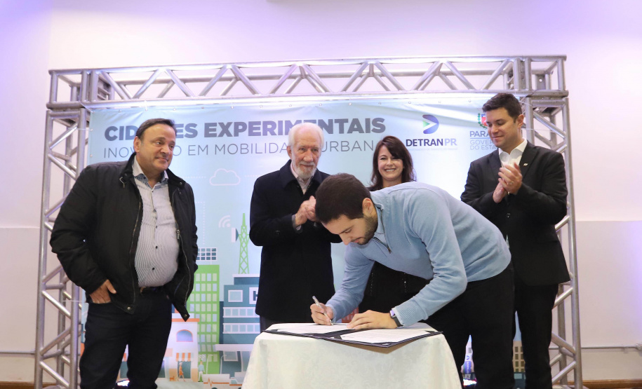 Agregar soluções inteligentes para melhorar a mobilidade urbana nos municípios paranaenses
