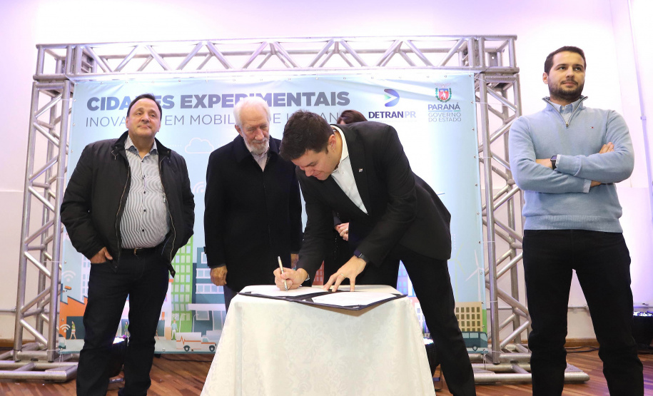 Agregar soluções inteligentes para melhorar a mobilidade urbana nos municípios paranaenses