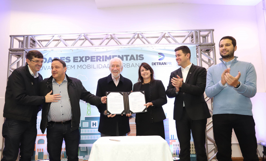 Agregar soluções inteligentes para melhorar a mobilidade urbana nos municípios paranaenses