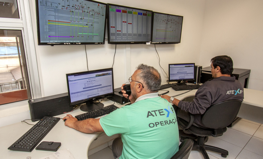 O Corredor de Exportação do Porto de Paranaguá opera em novo painel central. A sala de comando, que controla as esteiras que transportam a carga dos armazéns interligados até os carregadores de navio, ficou mais ampla, segura erarejada. Foto: Claudio Neves/Portos do Paraná