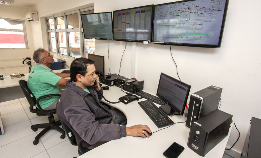 O Corredor de Exportação do Porto de Paranaguá opera em novo painel central. A sala de comando, que controla as esteiras que transportam a carga dos armazéns interligados até os carregadores de navio, ficou mais ampla, segura erarejada. Foto: Claudio Neves/Portos do Paraná