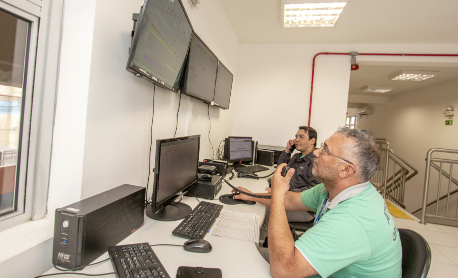 O Corredor de Exportação do Porto de Paranaguá opera em novo painel central. A sala de comando, que controla as esteiras que transportam a carga dos armazéns interligados até os carregadores de navio, ficou mais ampla, segura erarejada. Foto: Claudio Neves/Portos do Paraná