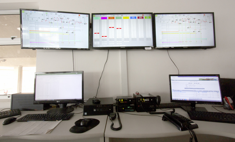 O Corredor de Exportação do Porto de Paranaguá opera em novo painel central. A sala de comando, que controla as esteiras que transportam a carga dos armazéns interligados até os carregadores de navio, ficou mais ampla, segura erarejada. Foto: Claudio Neves/Portos do Paraná