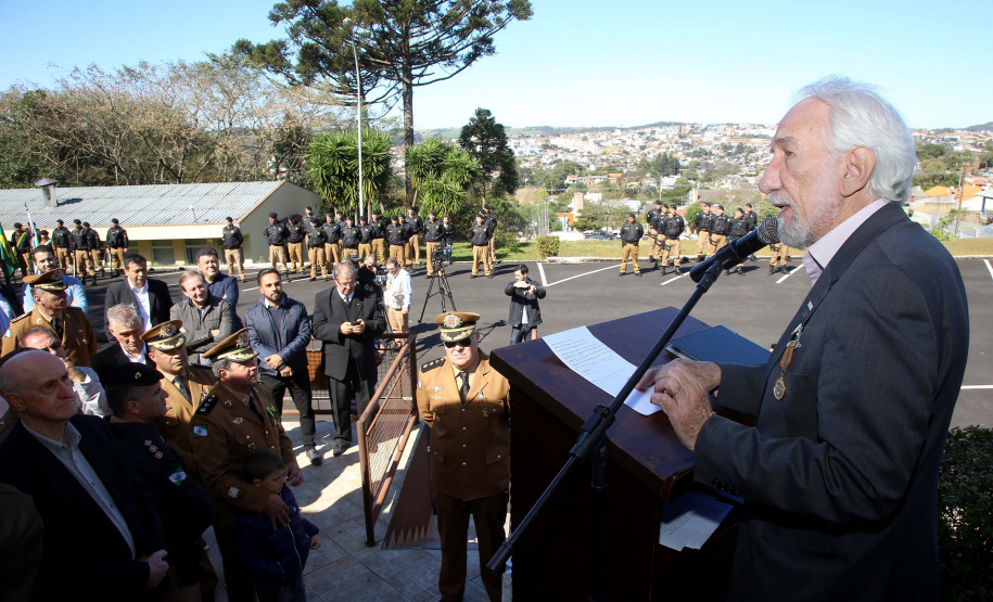 O governador em exercício Darci Piana e o chefe da Casa Civil, Guto Silva, entregaram nesta quinta-feira (19) quatro novas viaturas para reforçar as ações policiais na região de Pato Branco, no Sudoeste do Paraná