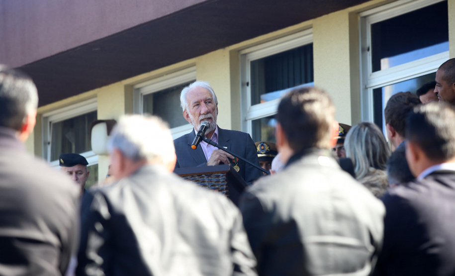 O governador em exercício Darci Piana e o chefe da Casa Civil, Guto Silva, entregaram nesta quinta-feira (19) quatro novas viaturas para reforçar as ações policiais na região de Pato Branco, no Sudoeste do Paraná