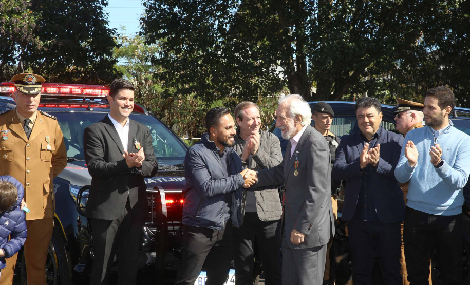 O governador em exercício Darci Piana e o chefe da Casa Civil, Guto Silva, entregaram nesta quinta-feira (19) quatro novas viaturas para reforçar as ações policiais na região de Pato Branco, no Sudoeste do Paraná