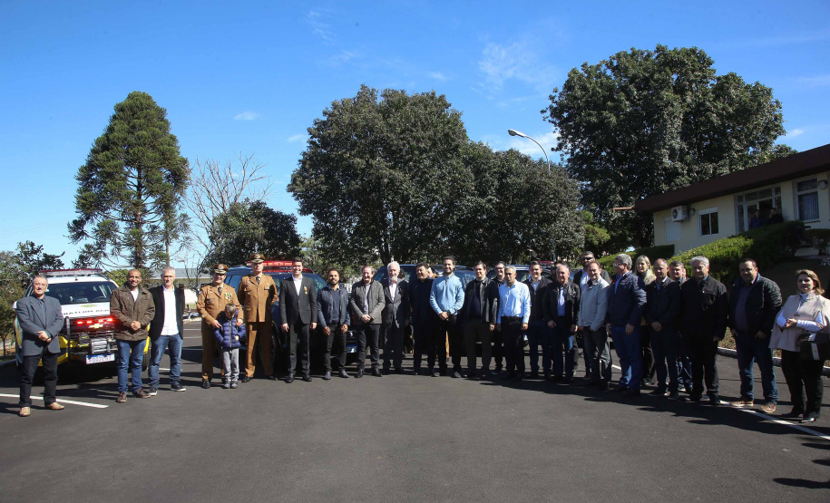 O governador em exercício Darci Piana e o chefe da Casa Civil, Guto Silva, entregaram nesta quinta-feira (19) quatro novas viaturas para reforçar as ações policiais na região de Pato Branco, no Sudoeste do Paraná