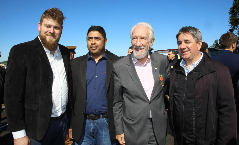 O governador em exercício Darci Piana e o chefe da Casa Civil, Guto Silva, entregaram nesta quinta-feira (19) quatro novas viaturas para reforçar as ações policiais na região de Pato Branco, no Sudoeste do Paraná