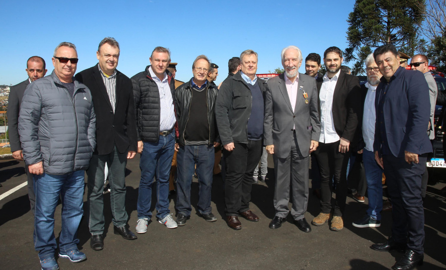 O governador em exercício Darci Piana e o chefe da Casa Civil, Guto Silva, entregaram nesta quinta-feira (19) quatro novas viaturas para reforçar as ações policiais na região de Pato Branco, no Sudoeste do Paraná