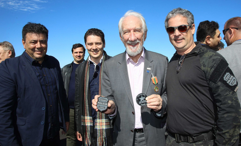 O governador em exercício Darci Piana e o chefe da Casa Civil, Guto Silva, entregaram nesta quinta-feira (19) quatro novas viaturas para reforçar as ações policiais na região de Pato Branco, no Sudoeste do Paraná