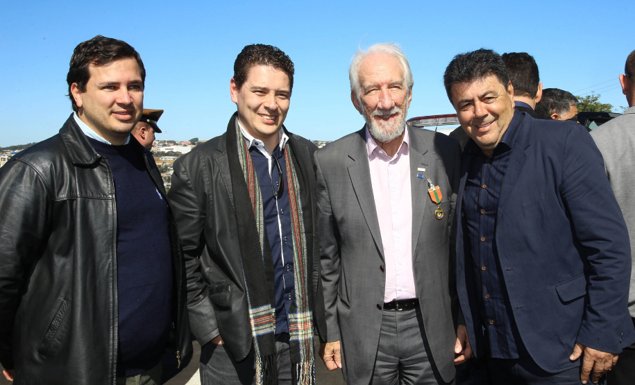 O governador em exercício Darci Piana e o chefe da Casa Civil, Guto Silva, entregaram nesta quinta-feira (19) quatro novas viaturas para reforçar as ações policiais na região de Pato Branco, no Sudoeste do Paraná