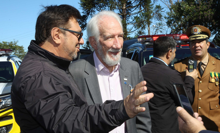 O governador em exercício Darci Piana e o chefe da Casa Civil, Guto Silva, entregaram nesta quinta-feira (19) quatro novas viaturas para reforçar as ações policiais na região de Pato Branco, no Sudoeste do Paraná