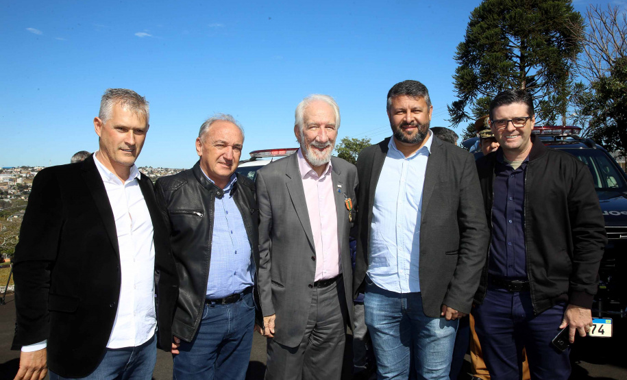 O governador em exercício Darci Piana e o chefe da Casa Civil, Guto Silva, entregaram nesta quinta-feira (19) quatro novas viaturas para reforçar as ações policiais na região de Pato Branco, no Sudoeste do Paraná